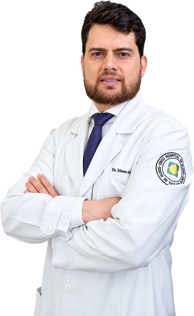 Dr. Irineu Ribeiro de Melo Júnior, de jaleco branco e braços cruzados