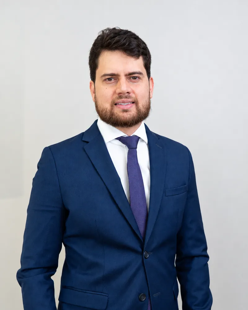 Retrato do Dr. Irineu Ribeiro de Melo Júnior, de terno azul